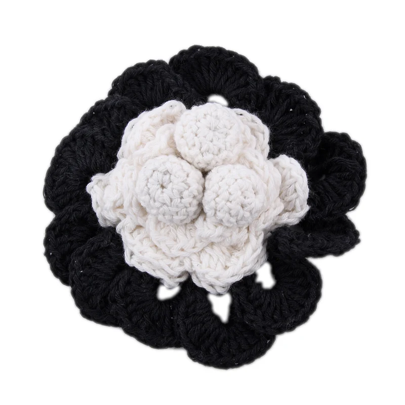 Handgefertigte Brosche mit Häkelarbeit Blumen Design, Schwarz und Weiß
